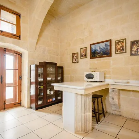 Arkati House בית הארחה