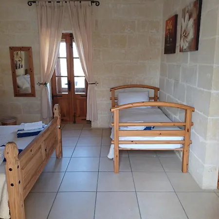 Arkati House בית הארחה