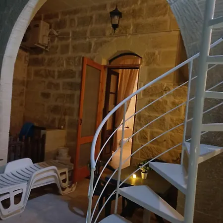 Arkati House בית הארחה